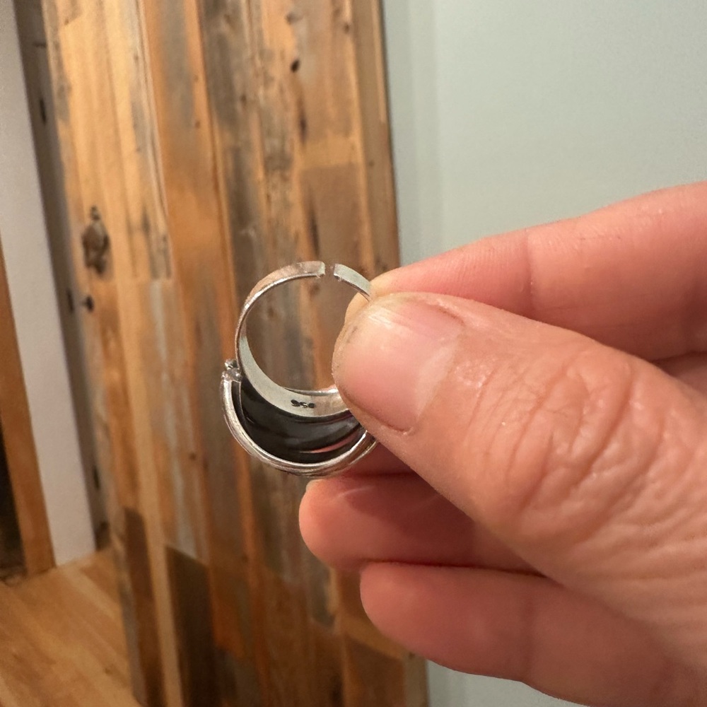 Elegant Silver Ring - Picture 5 of 5